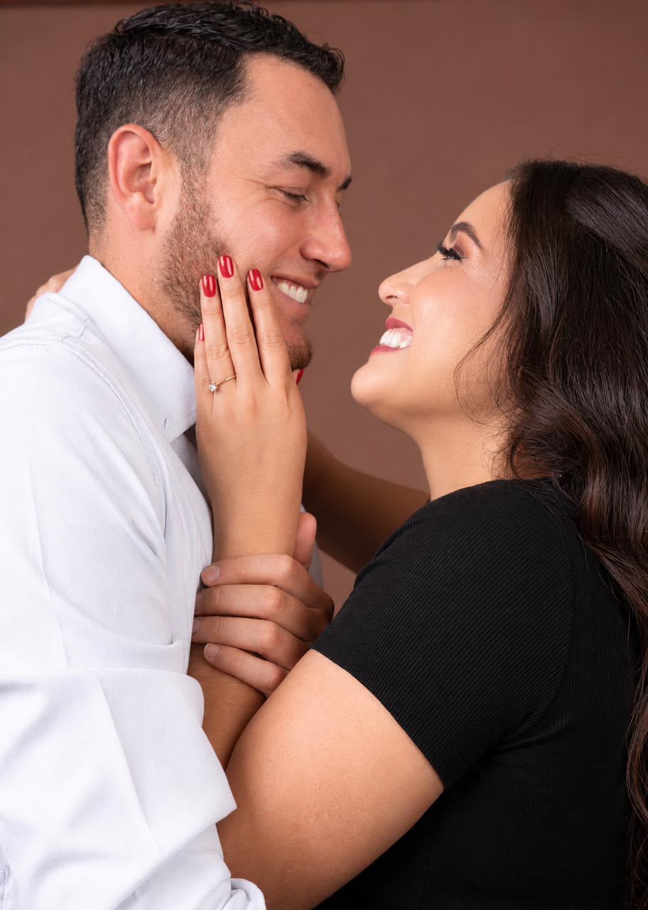 Bianca y Sergio mirándose con cariño